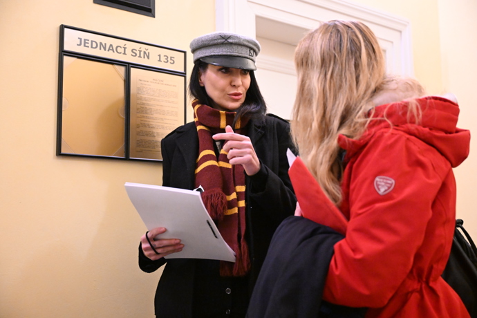 Soudní spor Adama Krause a Nikol Enevové pokračuje.