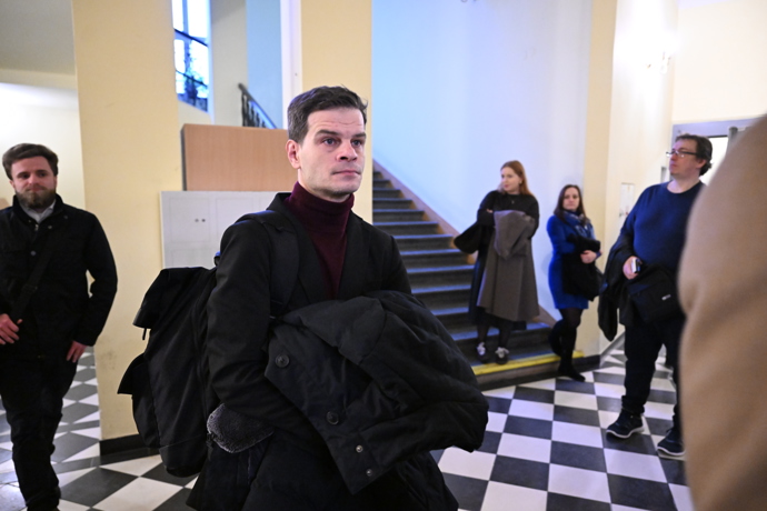 Soudní spor Adama Krause a Nikol Enevové pokračuje.