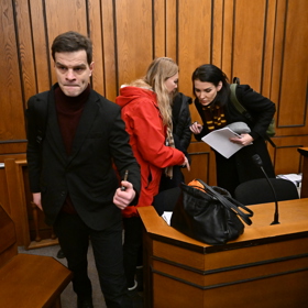 Soudní spor Adama Krause a Nikol Enevové pokračuje.