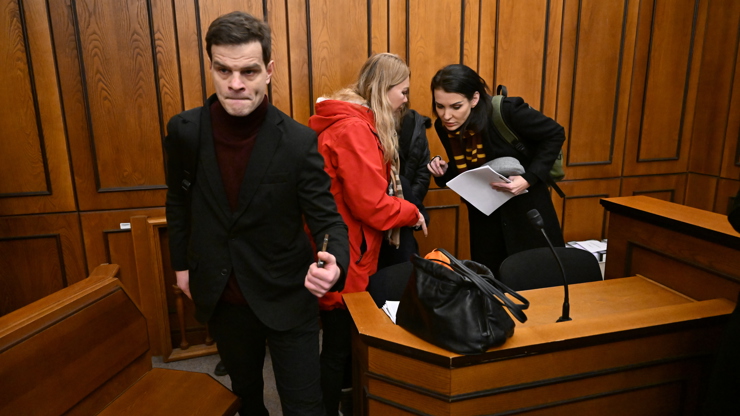 Soudní spor Adama Krause a Nikol Enevové pokračuje.