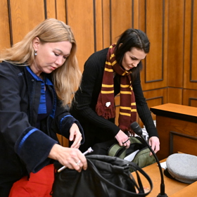 Nikol Enevová (vpravo) a Klára Long Slámová, advokátka, která je zmocněnkyní poškozené.