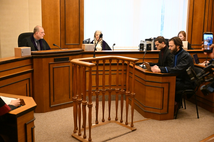 Soudní spor Adama Krause a Nikol Enevové pokračuje.