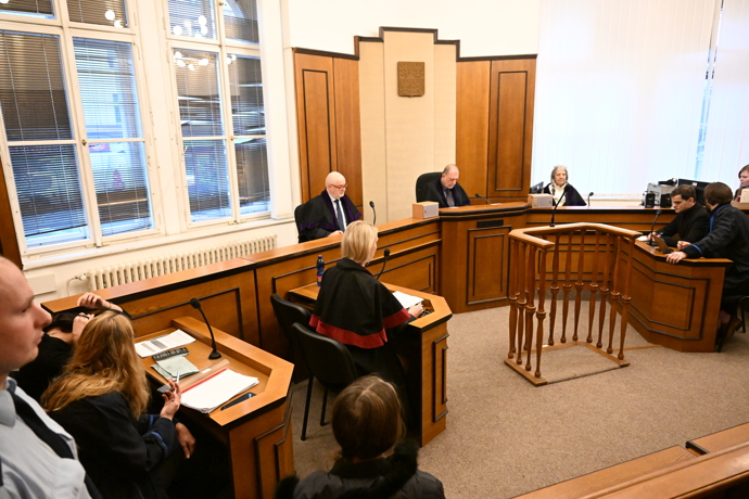 Soudní spor Adama Krause a Nikol Enevové pokračuje.