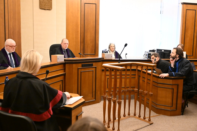 Soudní spor Adama Krause a Nikol Enevové pokračuje.