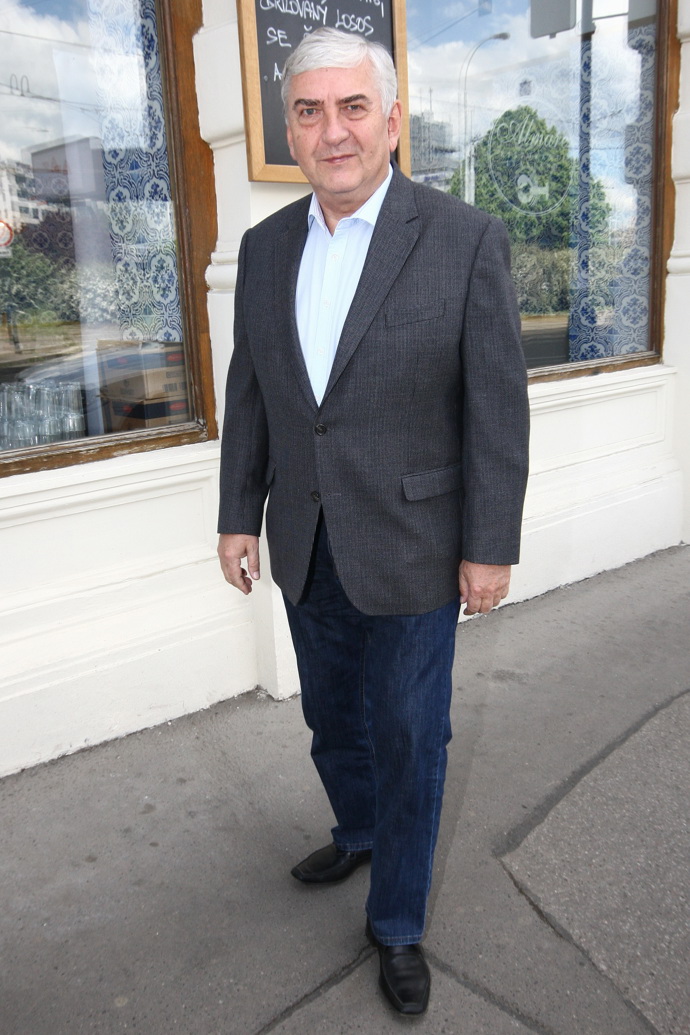 Nejednou oblékl i šedé sako.