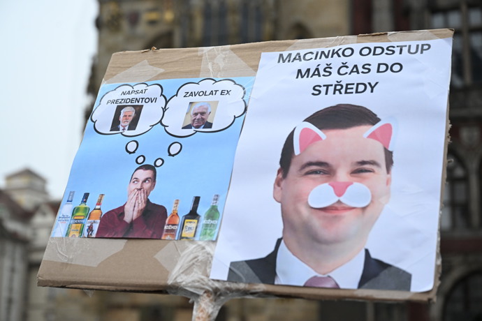 Ministr zahraničí Petr Macinka je hlavním terčem demonstrantů.