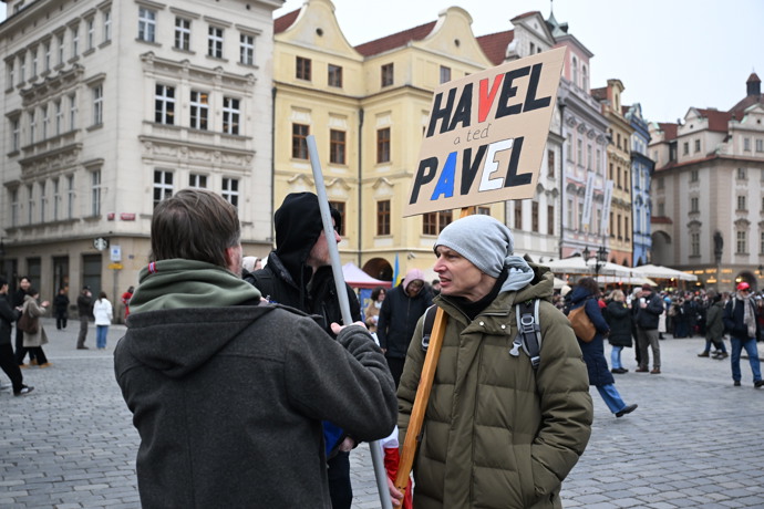Demonstranti přirovnávají prezidenta Petra Pavla k Václavu Havlovi.