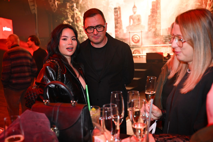 Yenifer Cao dorazila na premiéru prvního dílu Asia Express s partnerem.