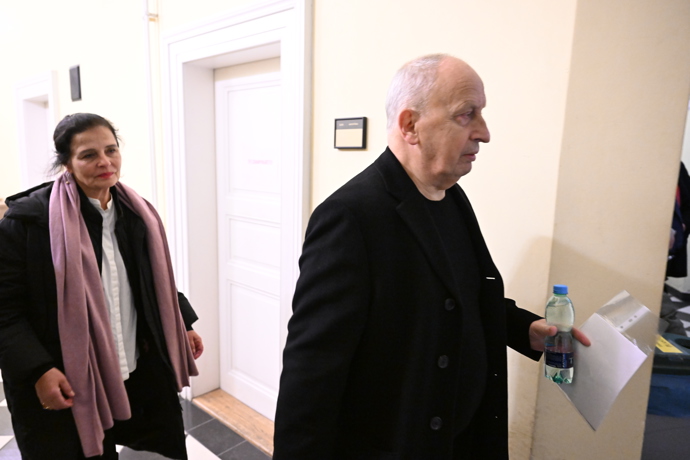 Soud Adama Krause a expartnerky Nikol Enevové.