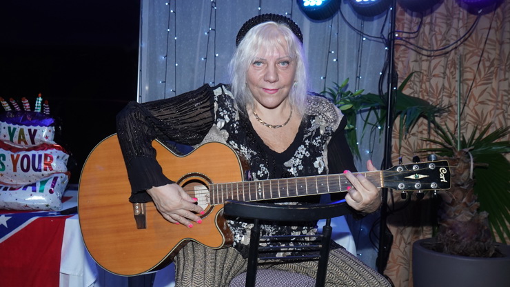 Marie Pojkarová je zpěvačka.