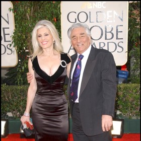 Peter Falk si vzal kolegyni ze seriálu Columbo Sheru Danese rok poté, co se rozvedl s mámou svých dvou dcer Alycí.