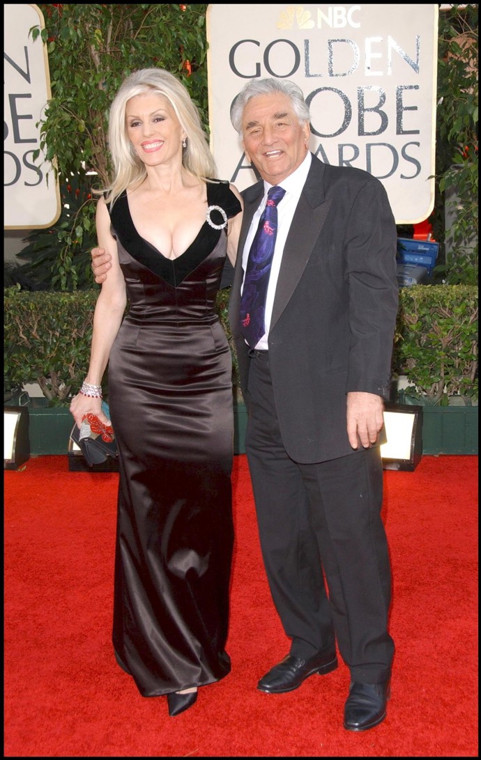 Peter Falk si vzal kolegyni ze seriálu Columbo Sheru Danese rok poté, co se rozvedl s mámou svých dvou dcer Alycí.