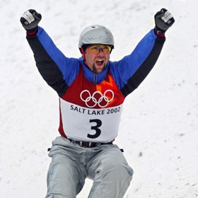 Akrobatický lyžař Aleš Valenta triumfoval v olympijském závodě v Salt Lake City 2002, když ve finále předvedl trojité salto s pěti vruty.