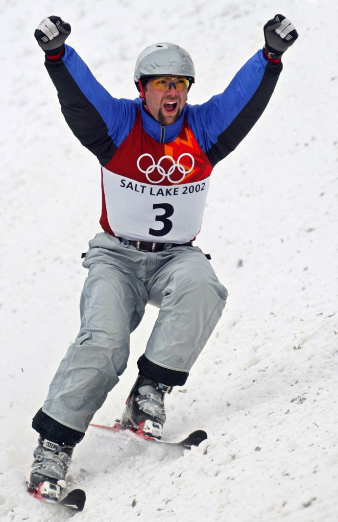 Akrobatický lyžař Aleš Valenta triumfoval v olympijském závodě v Salt Lake City 2002, když ve finále předvedl trojité salto s pěti vruty.