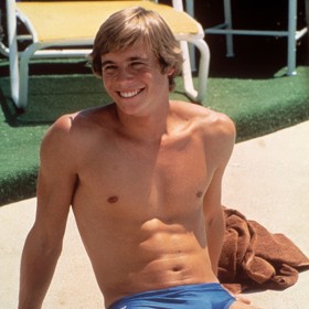 Christopher Atkins proslul vedle Modré laguny naditým rozkrokem v seriálu Dallas, kde hrál plaveckého trenéra.