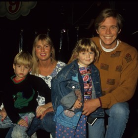 Krom toho je rozvedeným tátou dvou už dospělých dětí - syna Granta a dcery Brittney. Na archivním snímku společně s exmanželkou Lyn Barron Weber.