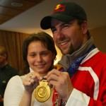 Po příletu z Ameriky ho na letišti vedle zástupu novinářů vítala také tehdejší přítelkyně.