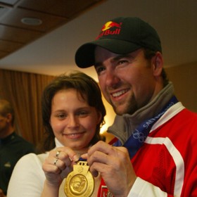 Po příletu z Ameriky ho na letišti vedle zástupu novinářů vítala také tehdejší přítelkyně.