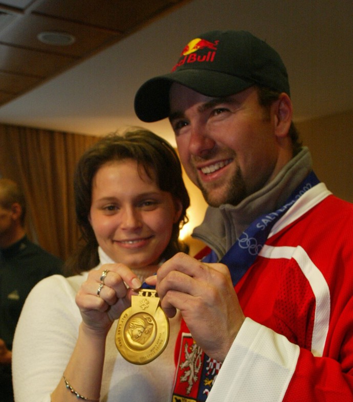 Po příletu z Ameriky ho na letišti vedle zástupu novinářů vítala také tehdejší přítelkyně.