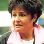 Vlasy si ale koncem šedesátých let také žehlila. Lehce uhlazený krátký účes pak zpěvačka předvedla i v roce 1999.