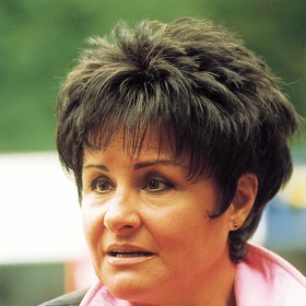 Vlasy si ale koncem šedesátých let také žehlila. Lehce uhlazený krátký účes pak zpěvačka předvedla i v roce 1999.