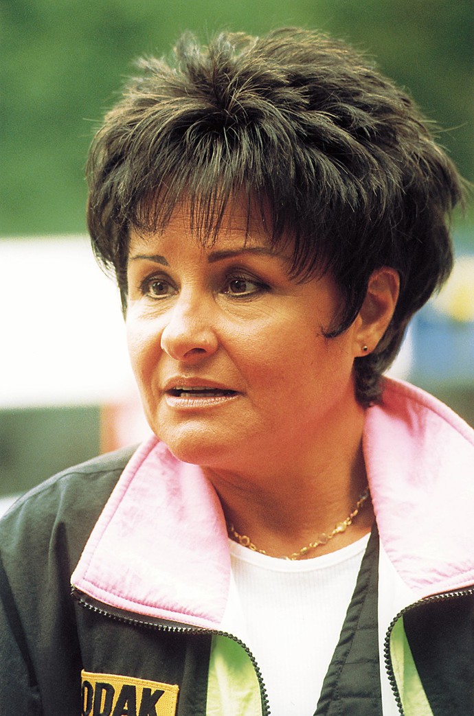 Vlasy si ale koncem šedesátých let také žehlila. Lehce uhlazený krátký účes pak zpěvačka předvedla i v roce 1999.