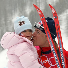 Žena, která má ve sbírce šest olympijských medailí a dvě zlata z MS, dokázala na své sportovní úspěchy navázat i po narození dcery Lucky. Ta ji na OH v Turíně vítala v cíli zlatého olympijského závodu na 30 kilometrů.