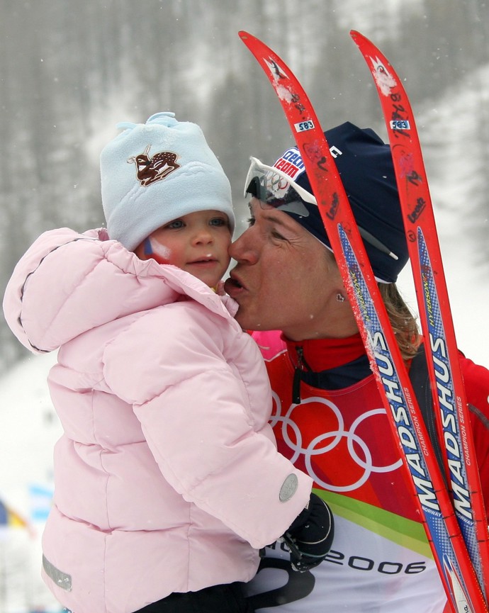 Žena, která má ve sbírce šest olympijských medailí a dvě zlata z MS, dokázala na své sportovní úspěchy navázat i po narození dcery Lucky. Ta ji na OH v Turíně vítala v cíli zlatého olympijského závodu na 30 kilometrů.