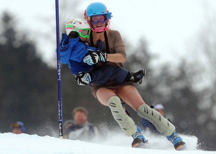 Lasseho sice čeká první velká sportovní událost v jednom týmu s mámou, společně se už ale na prestižní akci na svahu objevili. Když byly chlapci čtyři roky, Sarah s ním v náručí sjela první kolo slalomu Světového poháru v rakouském Linzi. Takto se tehdy se loučila s americkým týmem.
