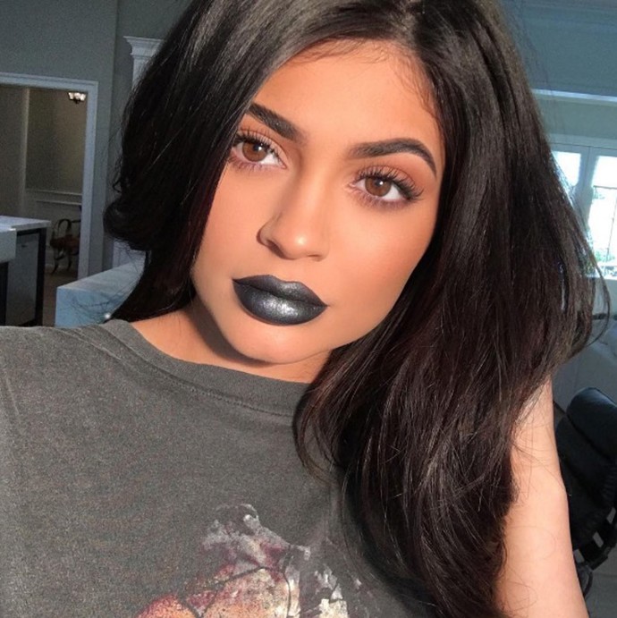 Kylie Jenner se nebojí modré ani na rtech. 