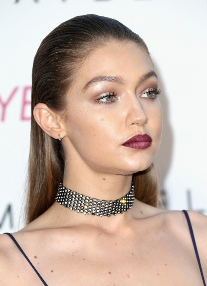 Špagetová ramínka vypadají skvěle s uhlazenými nebo staženými vlasy, jak dokazuje look Gigi Hadid.