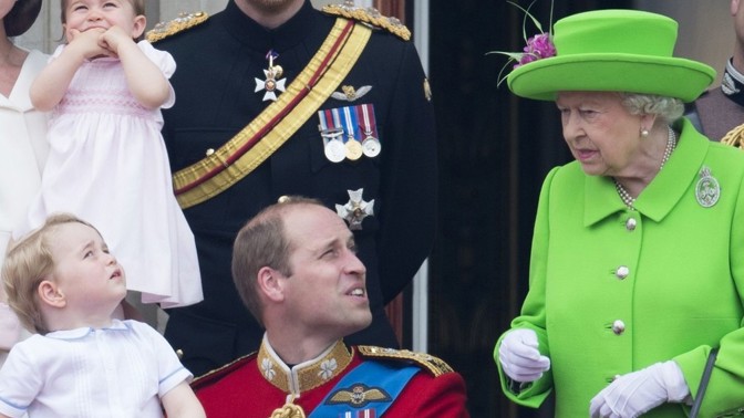 Výchova budoucího krále podle Alžběty II.: Gesto přísné babičky dodnes baví svět