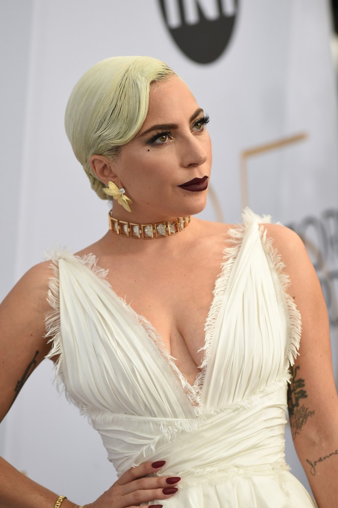 Lady Gaga zřejmě toužila po romantickém looku, její ňadra ale v hlubokém výstřihu příliš pohádkově nevypadají a zasloužila by větší oporu. 