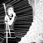 Předtím s vlasy mohutně experimentovala. Takto - ve velmi krátkém kudrnatém účesu - se prezentovala v roce 1969 na bratislavské Lyře.