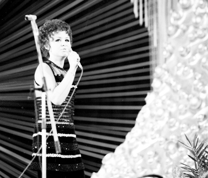 Předtím s vlasy mohutně experimentovala. Takto - ve velmi krátkém kudrnatém účesu - se prezentovala v roce 1969 na bratislavské Lyře.