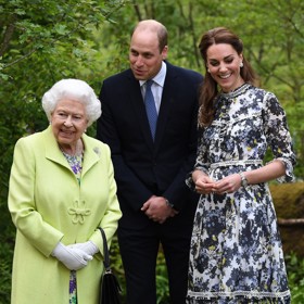 Velmi si Alžběta II. rozuměla také s Williamovou manželkou Kate Middleton. Jako jedna z mála nepokrevních příbuzných ji směla políbit na tvář.