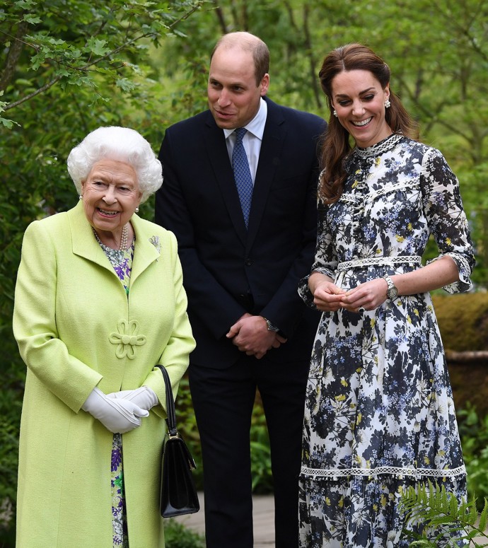 Velmi si Alžběta II. rozuměla také s Williamovou manželkou Kate Middleton. Jako jedna z mála nepokrevních příbuzných ji směla políbit na tvář.