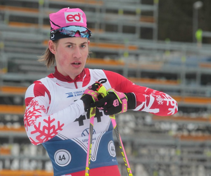 Matyáš Bauer debutoval na olympiádě v Miláně třináctým místem na bruslařské desítce, k níž následně přidal sedmou příčku ve štafetě.