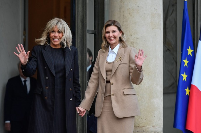 Olena Zelenská působí na první pohled velmi přátelsky. Na fotografii se drží za ruku s francouzskou první dámou Brigitte Macron.