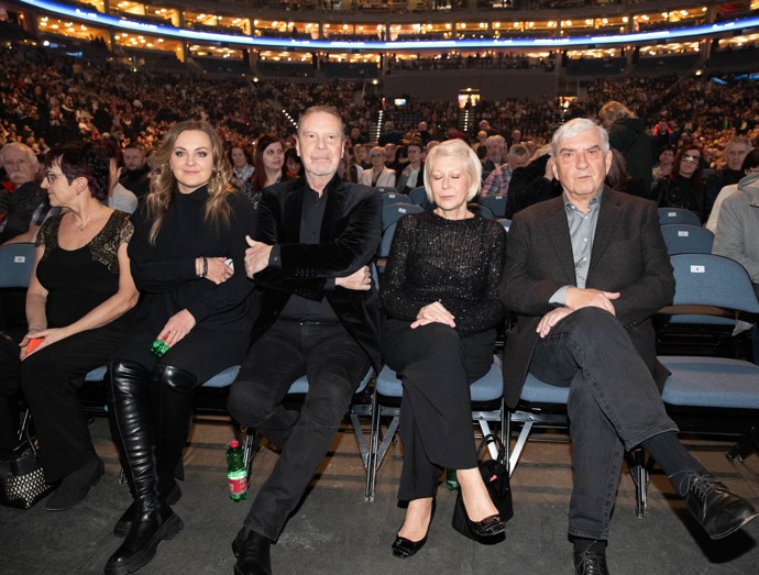 Herec dbá i na délku jak nohavic, tak ponožek a hlídá si, aby neukazoval holou kůži, což se u mužů ve společnosti považuje za módní faux pas.