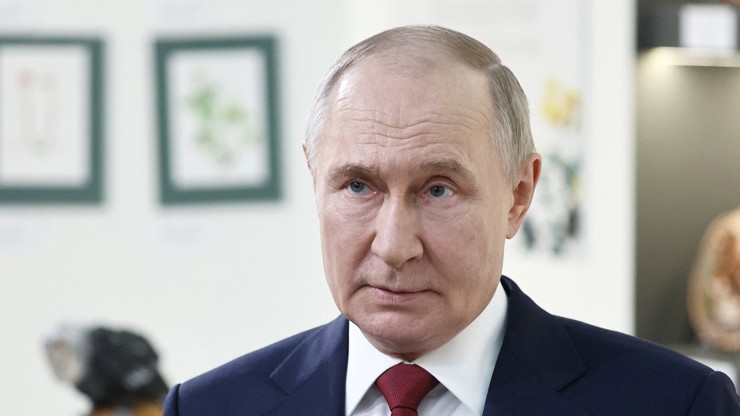 Ruský prezident Vladimir Putin se údajně dostal do epicentra útoku při svém příletu do Kurské oblasti. Kreml útok zřejmě zinscenoval.