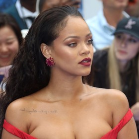 Rihanna oblékla v roce 2017 příliš těsný korzet, ze kterého se její ňadra velmi nelichotivě drala ven. Zpěvačce dobře nesedí ani ramínka šatů, která se jí zařezávají do paží.