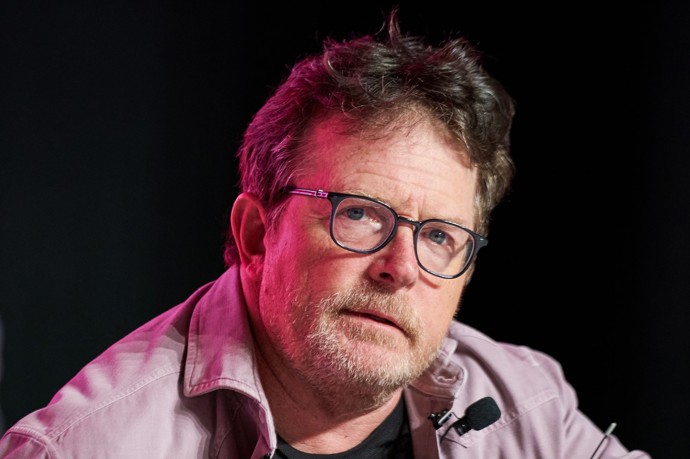 Herec Michael J. Fox přitahuje zdravotní trable. Už 35 let se pere s Parkinsonovou nemocí, před sedmi lety mu navíc našli nádor na páteři. Dnes už se proto nemůže věnovat herectví, zůstala po něm ale výrazná role ve sci-fi trilogii Návrat do budoucnosti.