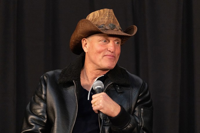 Woody Harrelson v současnosti žije v poklidu na havajském ostrově Maui a pozornost médií mu ani v nejmenším nechybí.