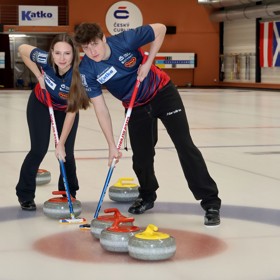 Vít Chabičovský a Julie Zelingrová jsou nejmladším curlerským týmem na olympiádě v Miláně, přesto se mezi elitou neztratili.