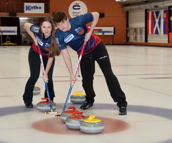 Vít Chabičovský a Julie Zelingrová jsou nejmladším curlerským týmem na olympiádě v Miláně, přesto se mezi elitou neztratili.