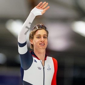 Rychlobruslař Metoděj Jílek nastupuje na zimních Olympijských hrách ke prvnímu olympijskému závodu v životě.
