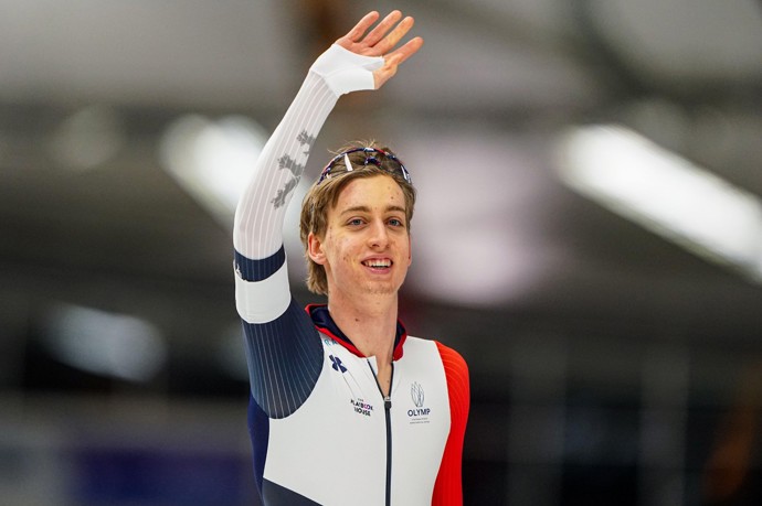 Rychlobruslař Metoděj Jílek nastupuje na zimních Olympijských hrách ke prvnímu olympijskému závodu v životě.
