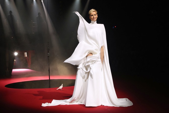 Adriana Sklenaříková vynesla model od návrháře Stéphana Rollanda.