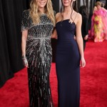 Zpěvačka Rita Wilson vyrazila na předávání cen Grammy v doprovodu nevlastní vnučky Olivie Hanks. Její táta Colin Hanks je synem Ritina muže Toma Hankse z předchozího manželství se Samanthou Lewes.